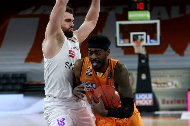 两冠背后的 两冠背后的